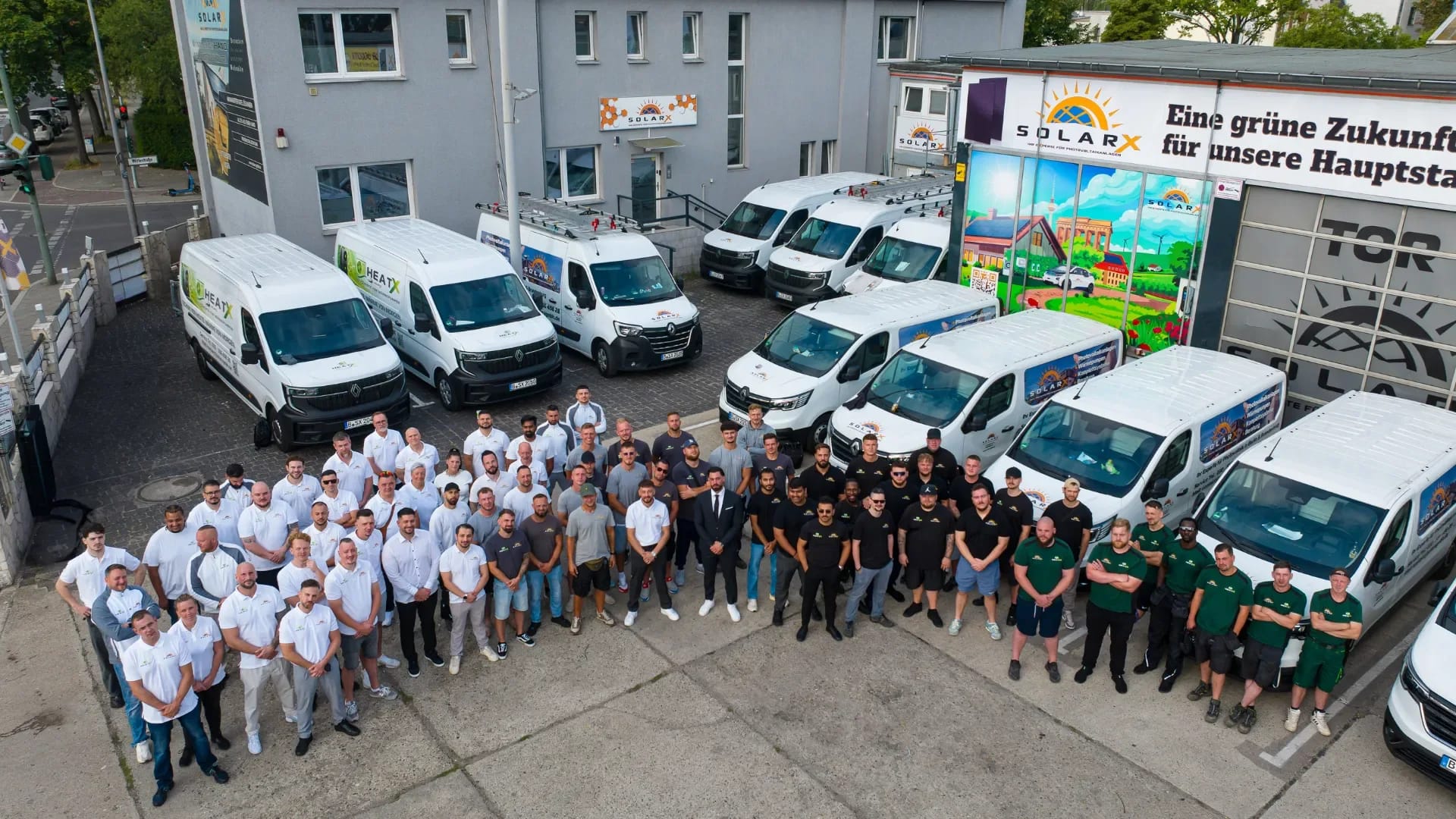 Unser Team der SolarX GmbH vor den eigenen Servicefahrzeugen auf dem Hof in der Wittestraße in Berlin-Reinickendorf