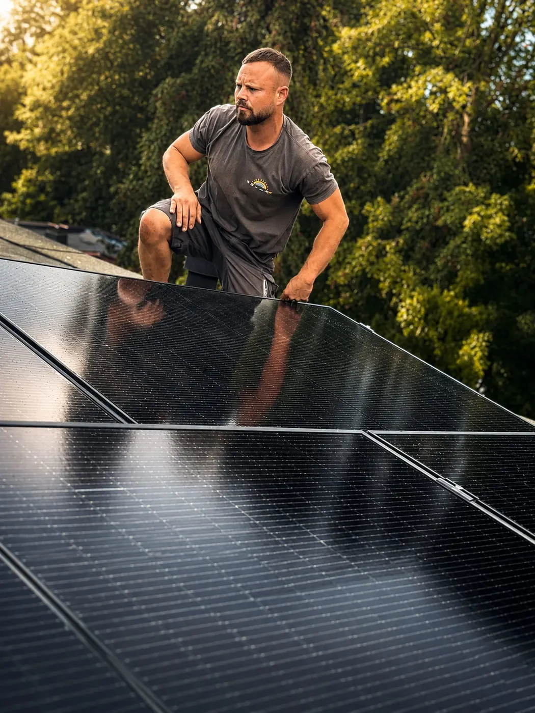 Modulmontage auf einem Schrägdach durch SolarX Photovoltaikanlage auf einem Dach