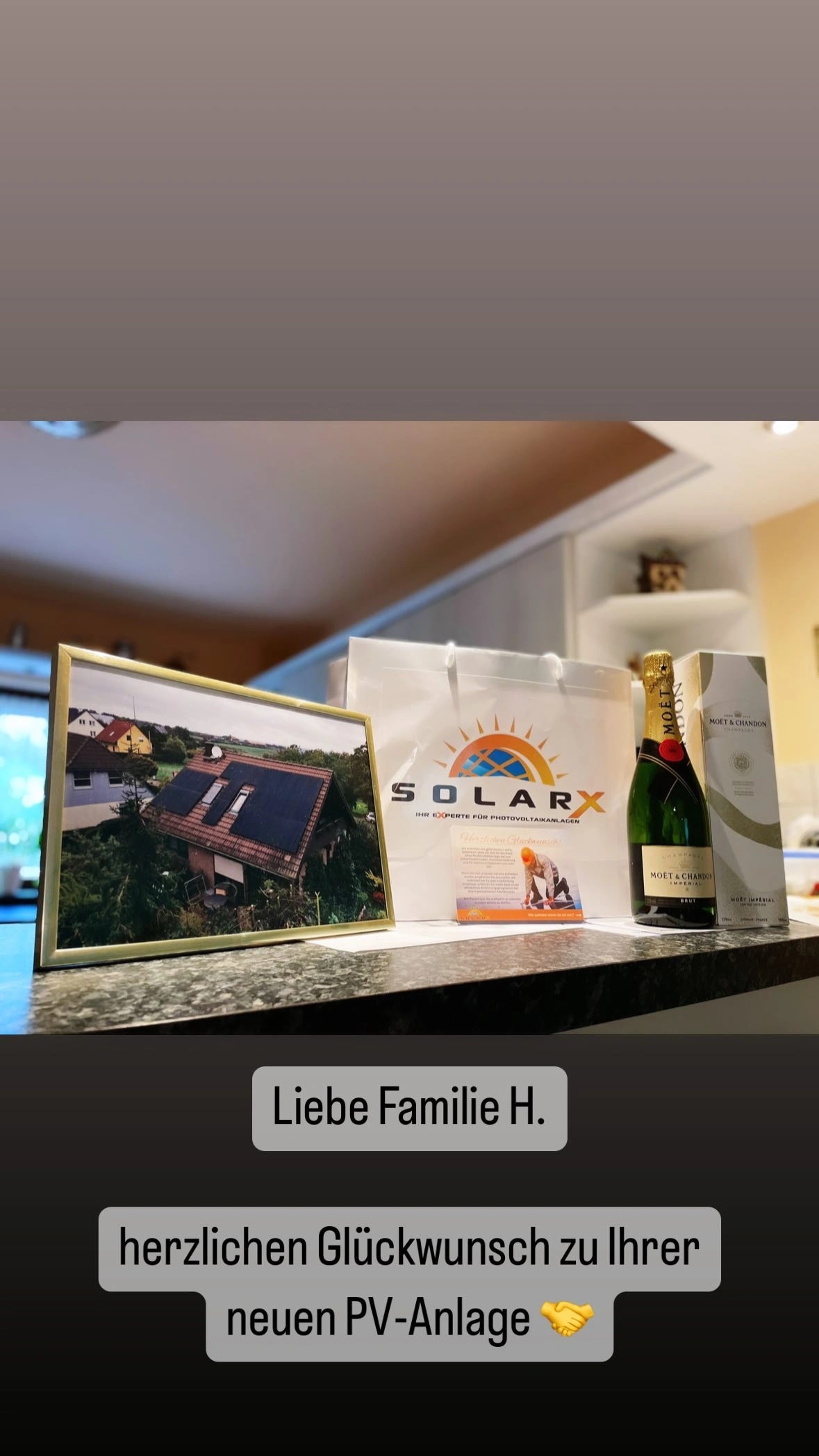 SolarX Kundenprojekt-Beitrag aus dem Instagram-Archiv vom 27. Oktober 2023 SolarX-Kundenübergabe mit einem gerahmten Foto der fertigen PV-Anlage