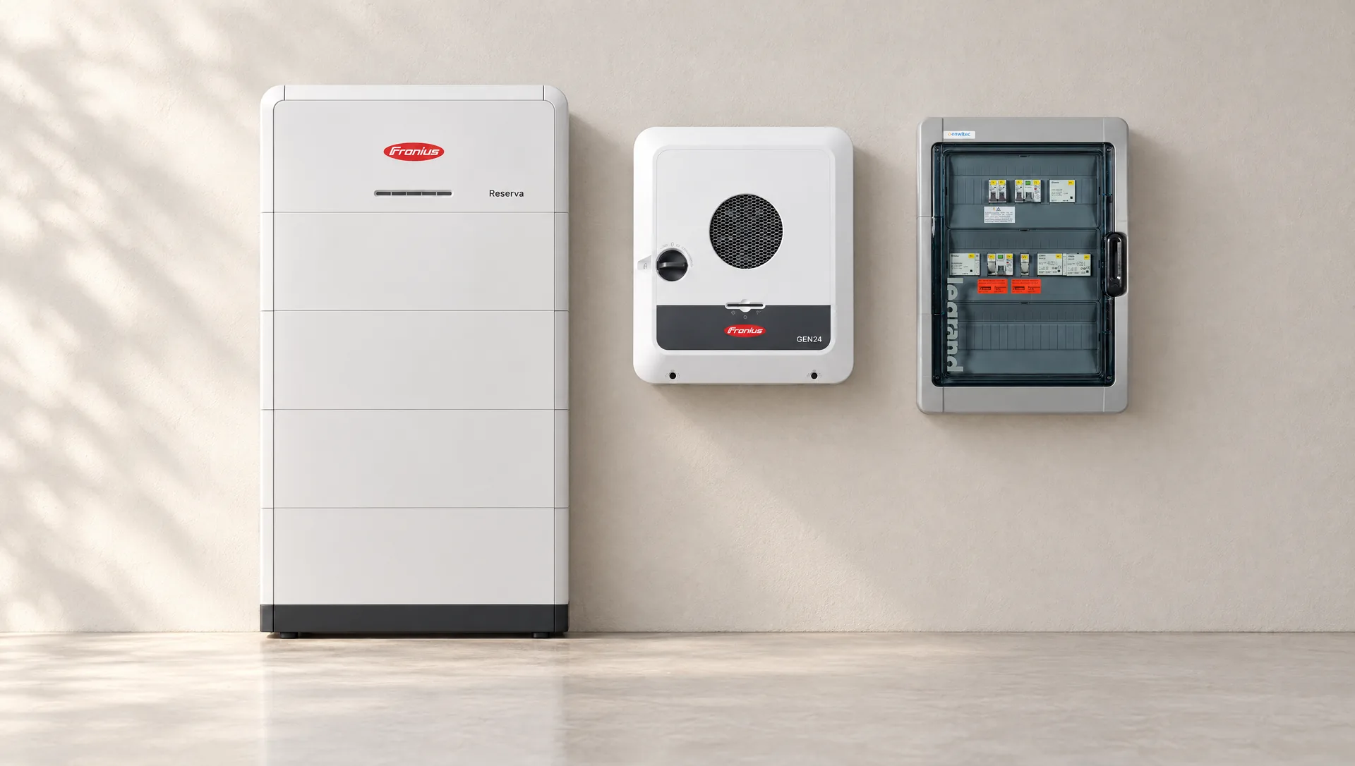 SolarX – Fronius Reserva, GEN24 und enwitec Umschaltbox Fronius Reserva Speicher und GEN24 Wechselrichter an der Wand, daneben die graue enwitec Netzumschaltbox