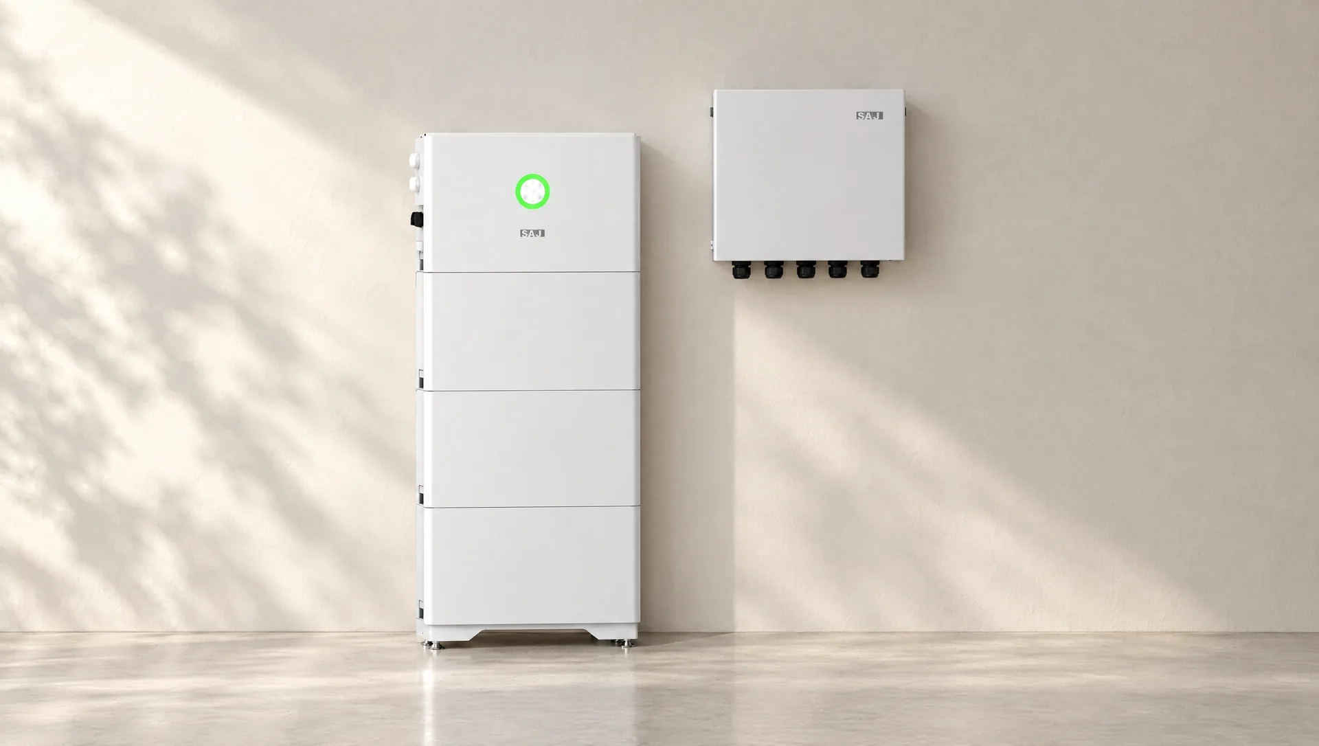 SolarX – SAJ HS3 Speicher mit Notstrombox SAJ HS3 Speicher am Boden, daneben die weiße SAJ-Notstrombox flach an der Wand