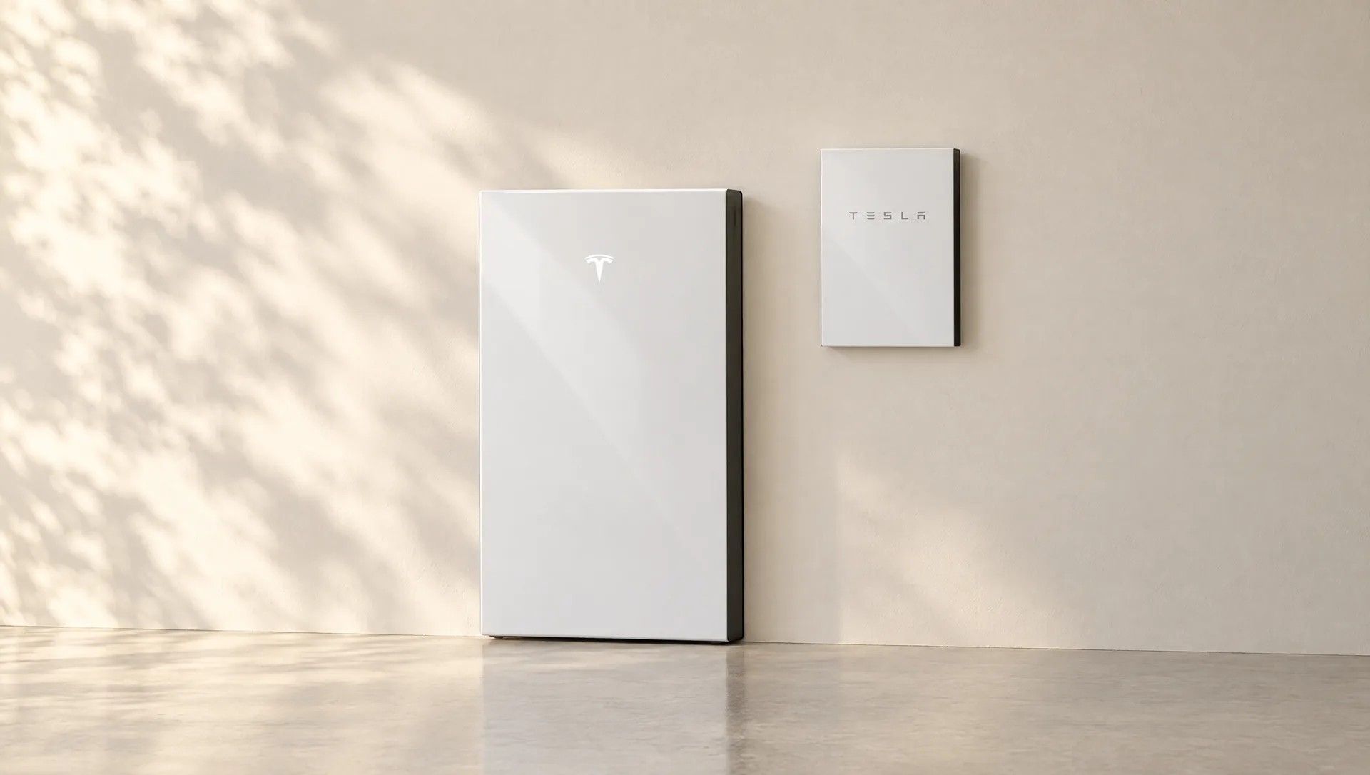 SolarX – Tesla Powerwall mit Backup Gateway Tesla Powerwall am Boden, daneben das kleinere Backup Gateway flach an der Wand