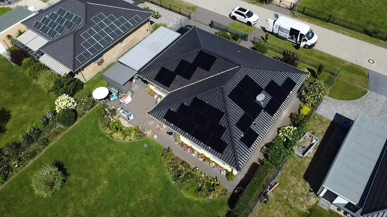 Photovoltaik-Referenz SolarX – am Mellensee – 2025 Photovoltaik-Referenz SolarX – am Mellensee – 2025, 12,1 kWp auf einem Einfamilienhaus