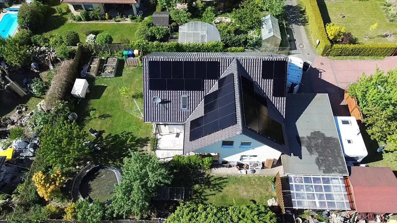 Photovoltaik-Referenz SolarX – Bernau – 2026 Photovoltaik-Referenz SolarX – Bernau – 2026, 15,98 kWp auf einem Einfamilienhaus