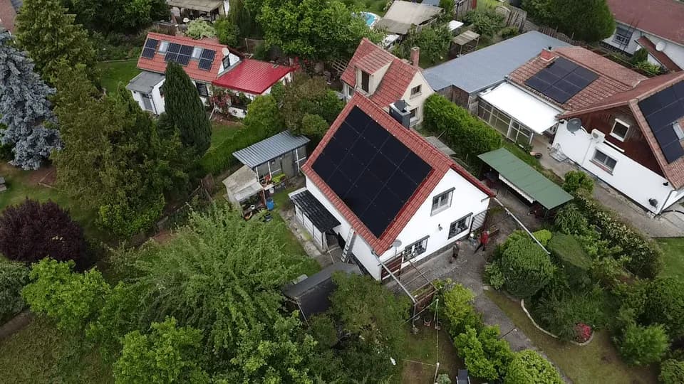 Photovoltaik-Referenz SolarX – Fredersdorf-Vogelsdorf – 2025 Photovoltaik-Referenz SolarX – Fredersdorf-Vogelsdorf – 2025, 7,44 kWp auf einem Einfamilienhaus
