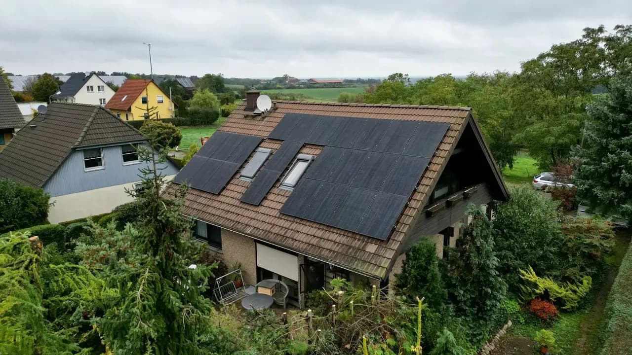 Photovoltaik-Referenz SolarX – Lindendorf – 2023 Photovoltaik-Referenz SolarX – Lindendorf – 2023, 9,43 kWp auf einem Einfamilienhaus