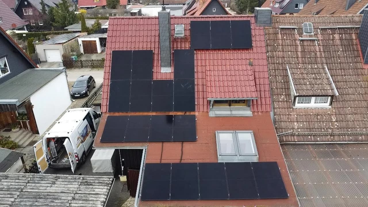 Photovoltaik-Referenz SolarX – Ludwigsfelde – 2025 Photovoltaik-Referenz SolarX – Ludwigsfelde – 2025, 9,77 kWp auf einem Einfamilienhaus