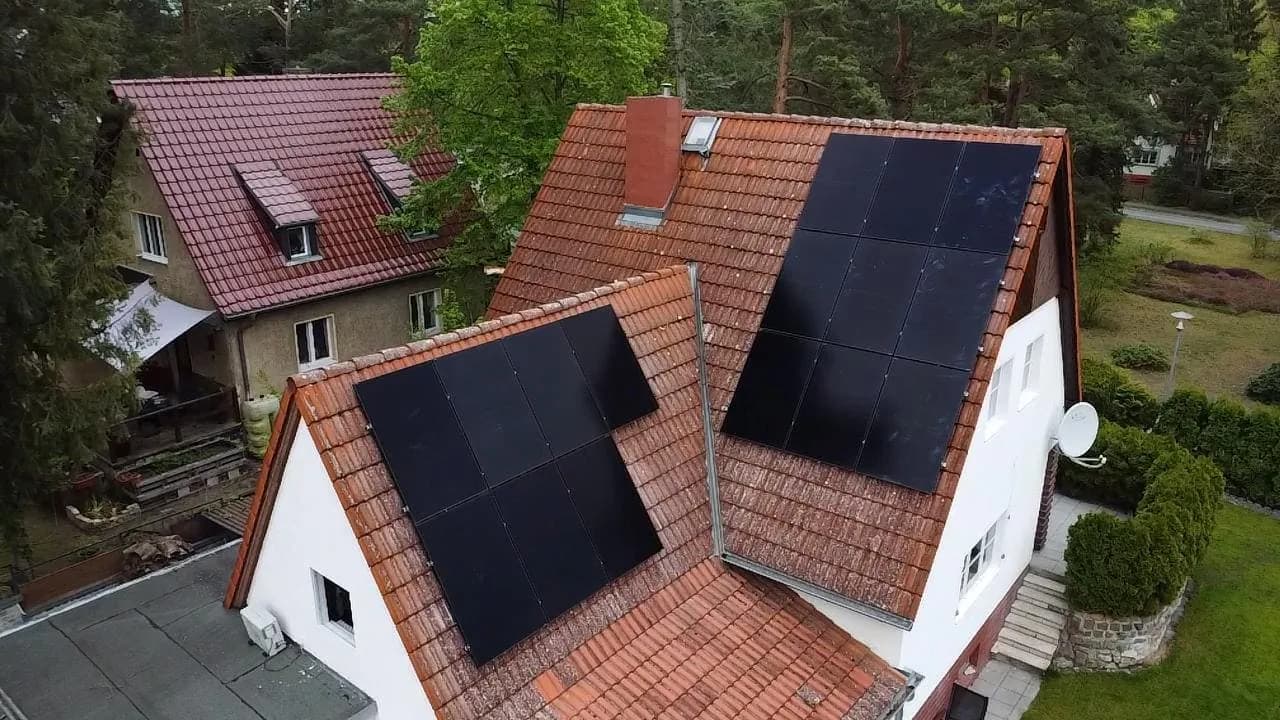 Photovoltaik-Referenz SolarX – Michendorf – 2025 Photovoltaik-Referenz SolarX – Michendorf – 2025, 9,3 kWp auf einem Einfamilienhaus