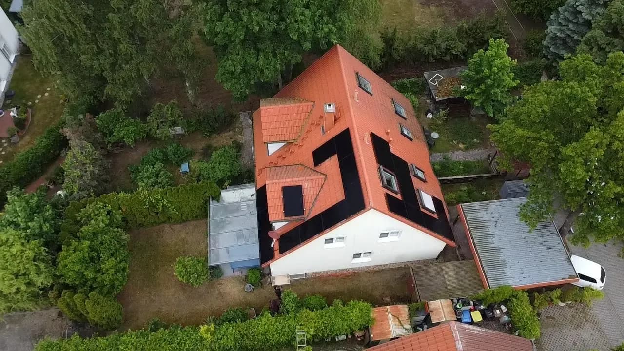 Photovoltaik-Referenz SolarX – Stahnsdorf – 2025 Photovoltaik-Referenz SolarX – Stahnsdorf – 2025, 9,77 kWp auf einem Einfamilienhaus