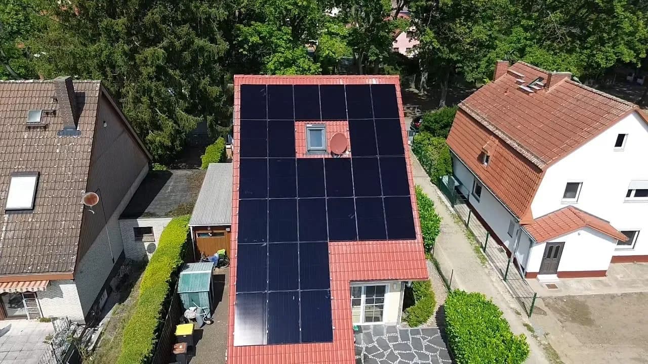 Photovoltaik-Referenz SolarX – Teltow – 2026 Photovoltaik-Referenz SolarX – Teltow – 2026, 13,3 kWp auf einem Einfamilienhaus