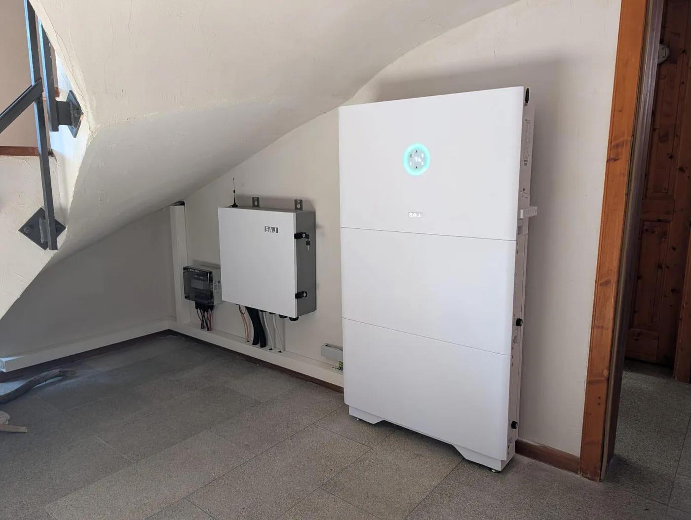 Photovoltaik-Referenz SolarX – Speicher unter der Dachschräge SolarX Referenz: Speicher und Wechselrichter unter einer Dachschräge im ausgebauten Dachgeschoss