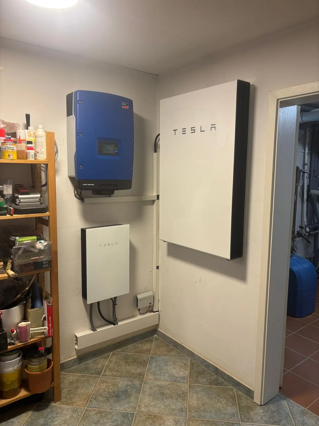 Photovoltaik-Referenz SolarX – Tesla Powerwall mit Wechselrichter im Vorratsraum SolarX Referenz: Tesla Powerwall mit Wechselrichter in einem Vorratsraum
