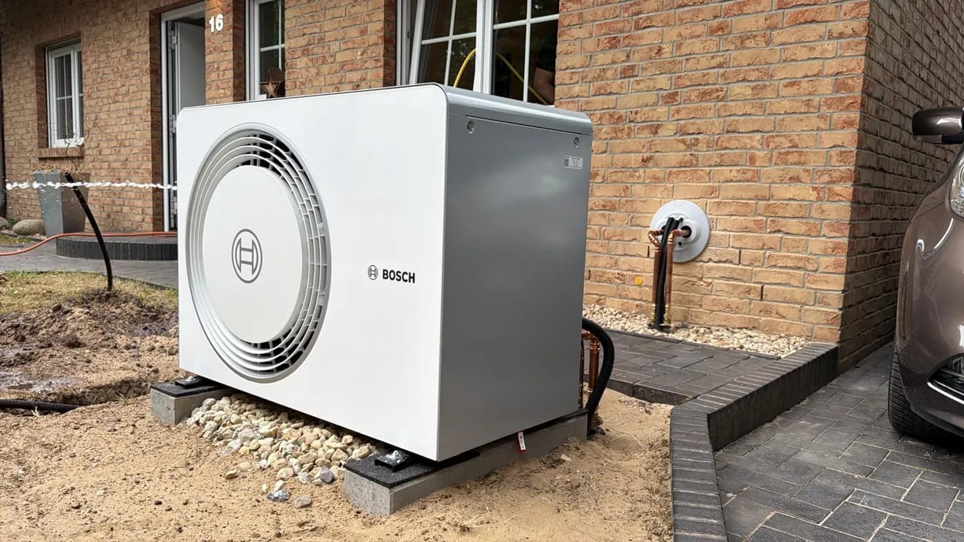 Wärmepumpen-Referenz HeatX – Außeneinheit am Backsteinhaus Wärmepumpen-Referenz HeatX – Außeneinheit am Backsteinhaus