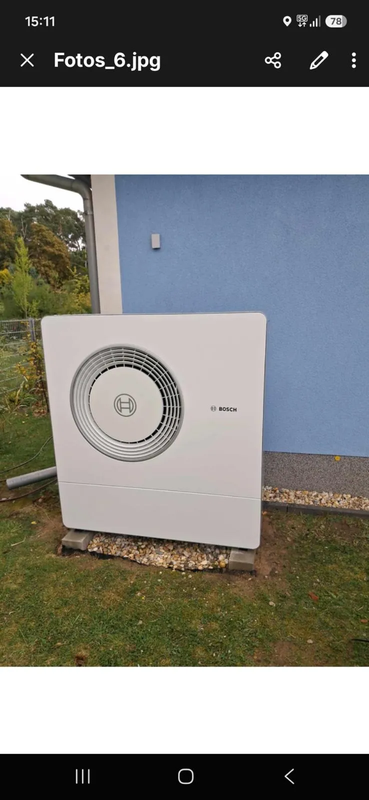 Wärmepumpen-Referenz HeatX – Außeneinheit an der Hauswand Wärmepumpen-Referenz HeatX – Außeneinheit an der Hauswand