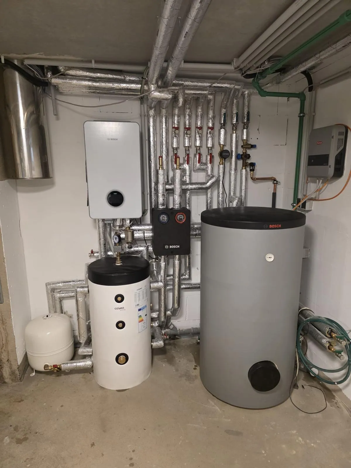 Wärmepumpen-Referenz HeatX – Inneneinheit und Speicher im Keller Wärmepumpen-Referenz HeatX – Inneneinheit und Speicher im Keller