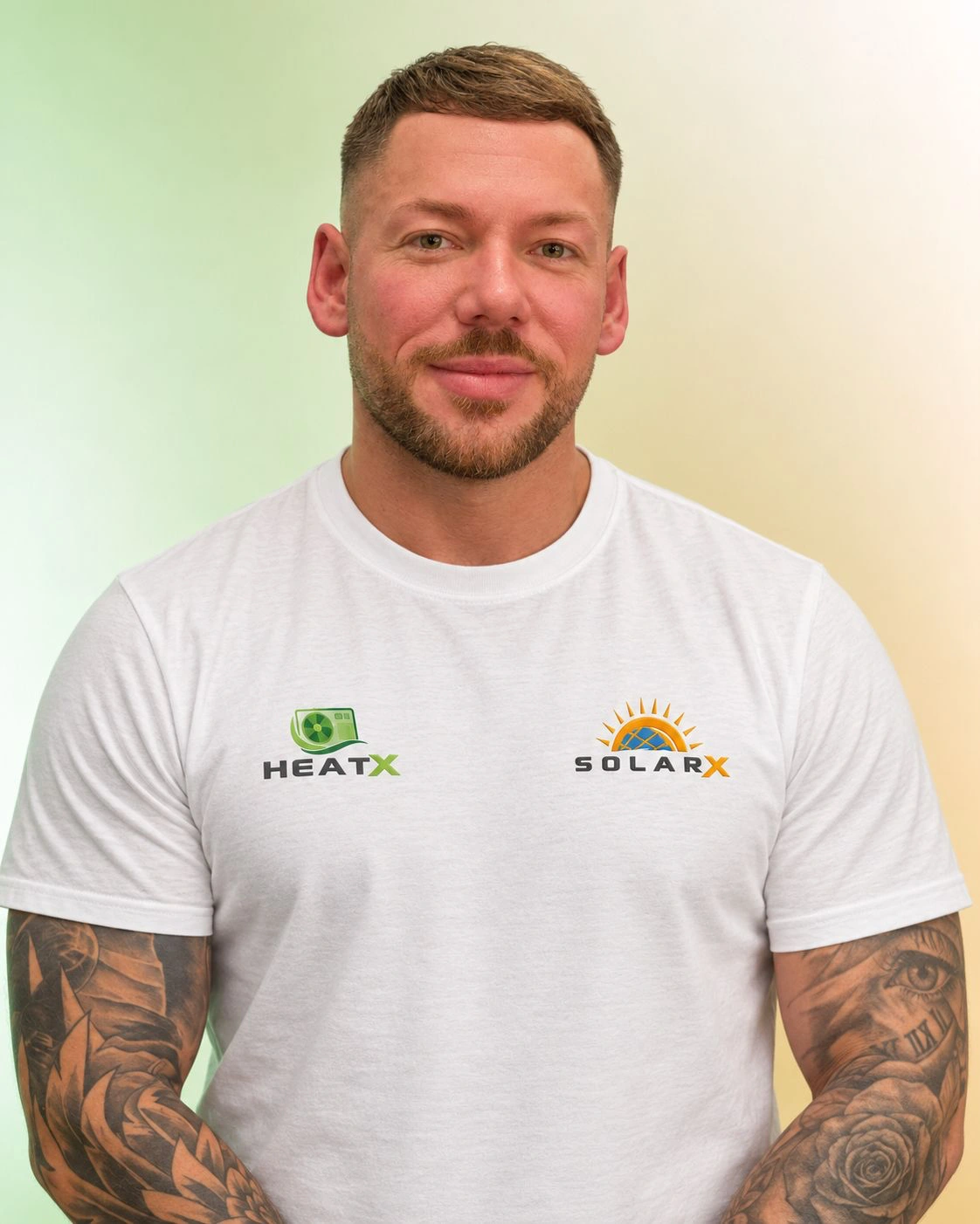 Marvin im weißen T-Shirt mit HeatX und SolarX vor dem grün-goldenen Teamhintergrund.